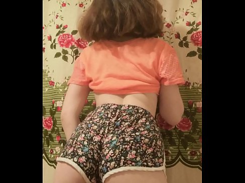 ❤️ Sexy mladá kočka svléká šortky před kamerou. ️ Šukání video u nás