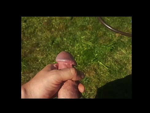 ❤️ Žhavá kočička si nechá ošukat růžovou kundičku a udělá se squirtem v letní zahradě. ️ Šukání video u nás