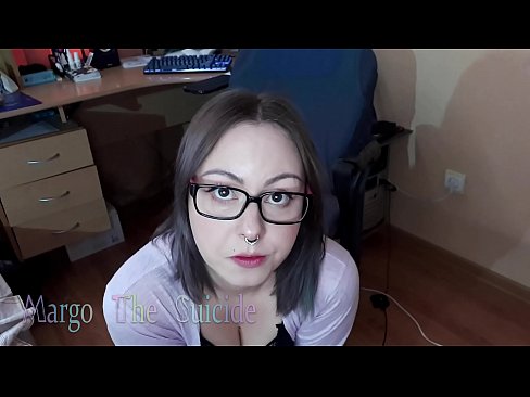 ❤️ Sexy holka s brýlemi kouří dildo hluboko na kameru ️ Šukání video u nás