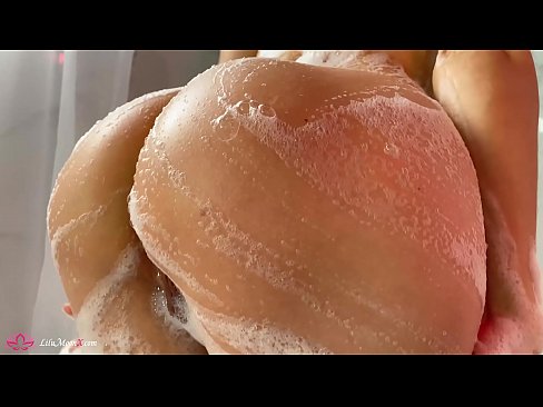 ❤️ Bruneta masturbuje kundu vibrátorem až k intenzivnímu orgasmu ve sprše ️ Šukání video u nás