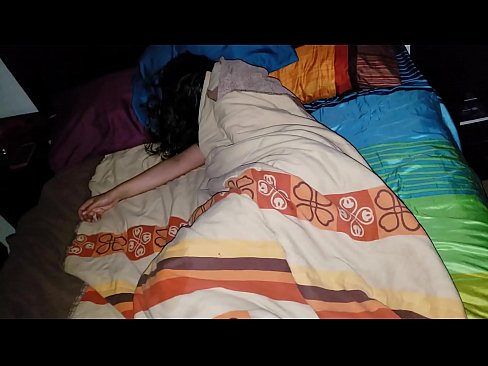 ❤️ Nevlastní syn buzeruje svou mladou nevlastní matku, zatímco ona spí. ️ Šukání video u nás