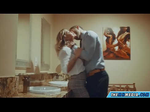❤️ Když vás na veřejných záchodcích svádí prsatá blondýna. ️ Šukání video u nás